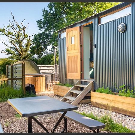 Shepherds Hut With Scandinavian Hot Tub And Hydromassager Sway Bagian luar foto