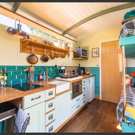Shepherds Hut With Scandinavian Hot Tub And Hydromassager Sway Bagian luar foto