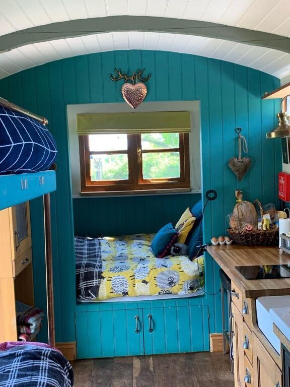 Shepherds Hut With Scandinavian Hot Tub And Hydromassager Sway Bagian luar foto