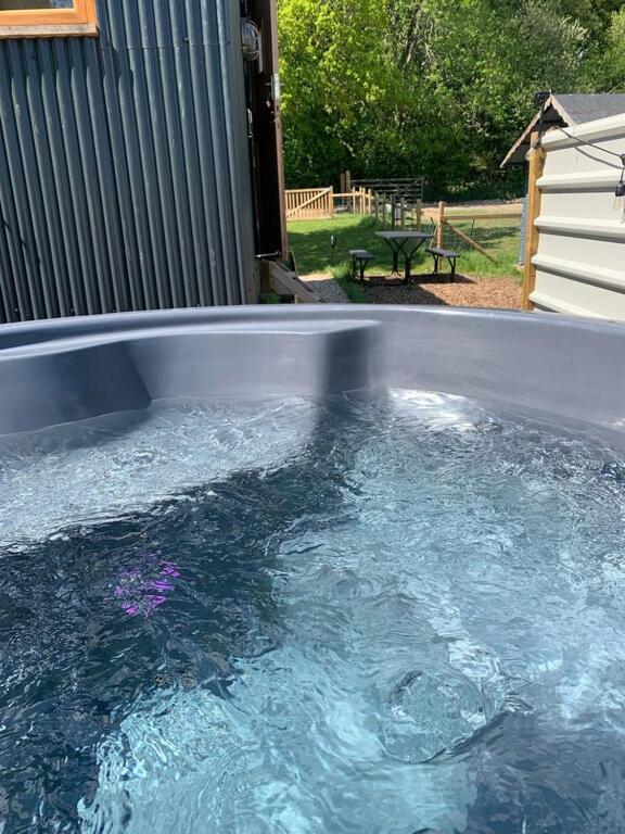 Shepherds Hut With Scandinavian Hot Tub And Hydromassager Sway Bagian luar foto