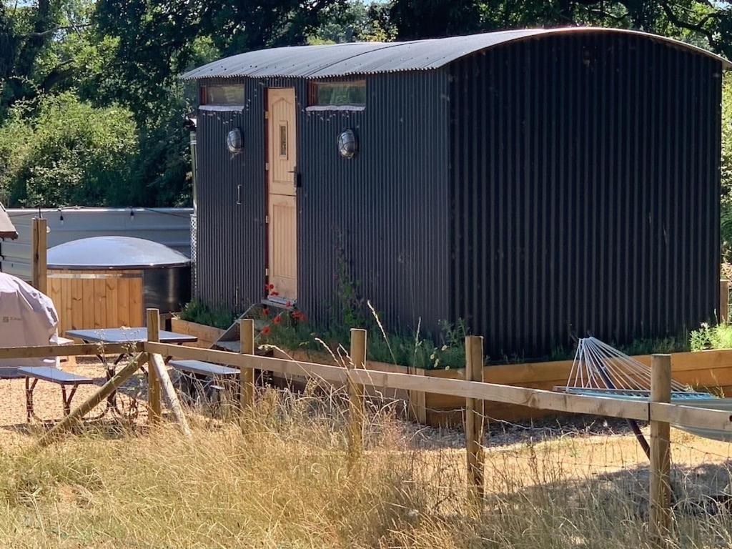 Shepherds Hut With Scandinavian Hot Tub And Hydromassager Sway Bagian luar foto