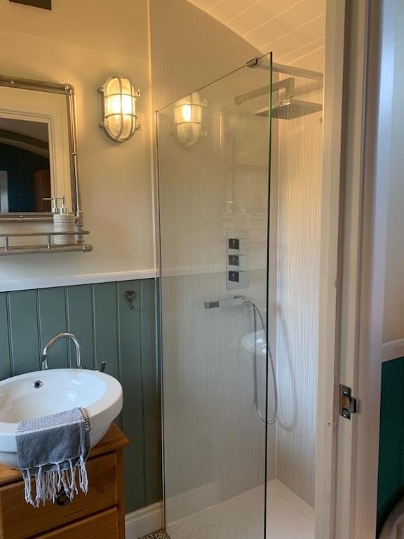 Shepherds Hut With Scandinavian Hot Tub And Hydromassager Sway Bagian luar foto
