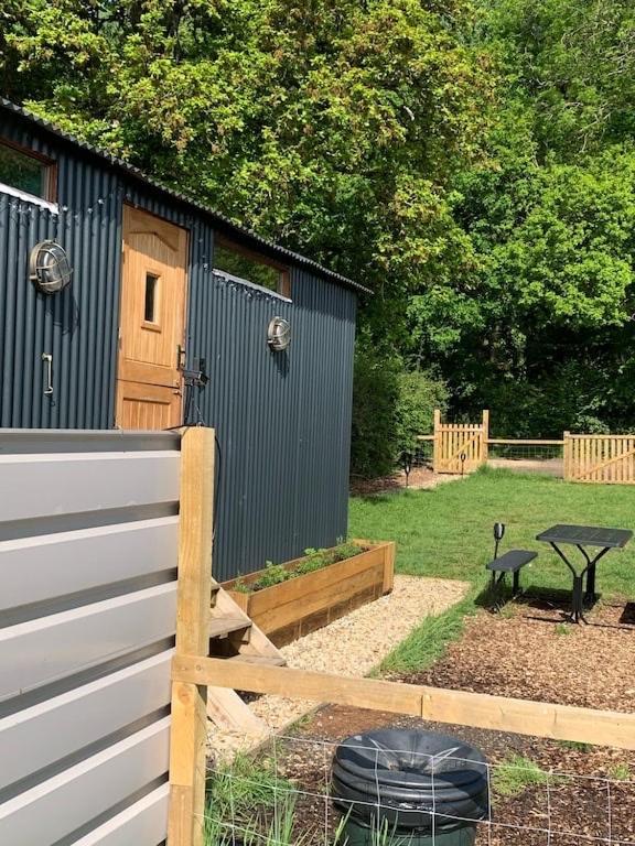 Shepherds Hut With Scandinavian Hot Tub And Hydromassager Sway Bagian luar foto