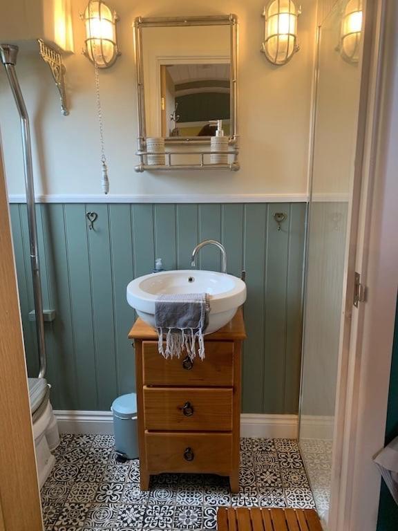 Shepherds Hut With Scandinavian Hot Tub And Hydromassager Sway Bagian luar foto