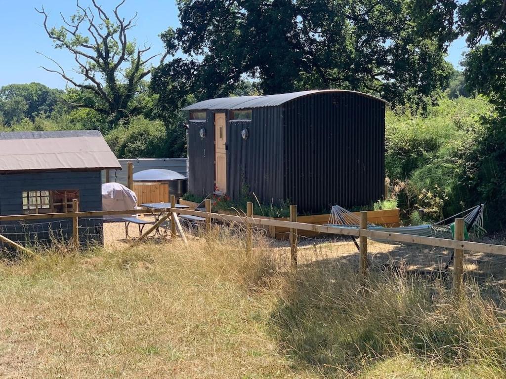 Shepherds Hut With Scandinavian Hot Tub And Hydromassager Sway Bagian luar foto