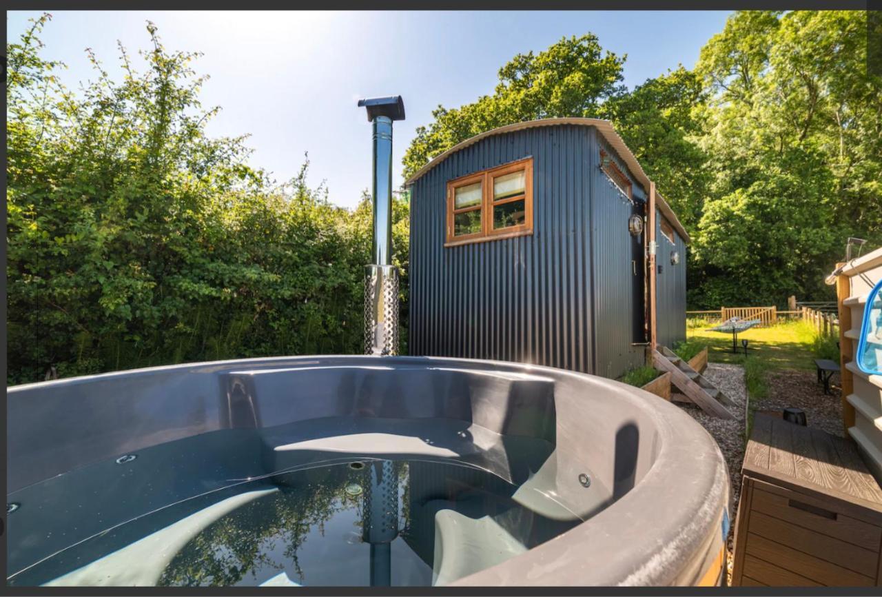 Shepherds Hut With Scandinavian Hot Tub And Hydromassager Sway Bagian luar foto