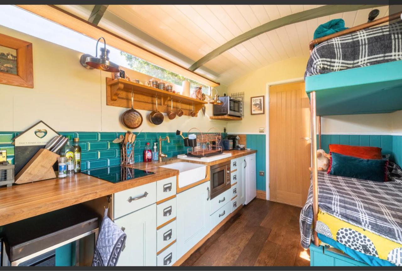 Shepherds Hut With Scandinavian Hot Tub And Hydromassager Sway Bagian luar foto